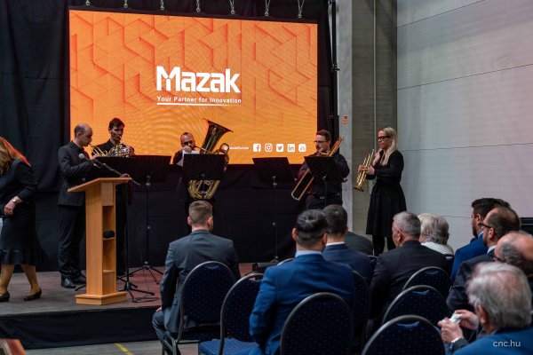 Megérkezett a hatalmas Mazak Versatech 140 megmunkálóközpontunk! VIDEÓVAL FRISSÍTVE!